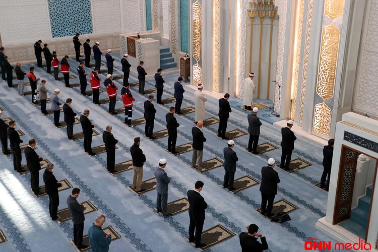 Türkiyədə ilk dəfə bayram namazı belə qılındı - Fotolar