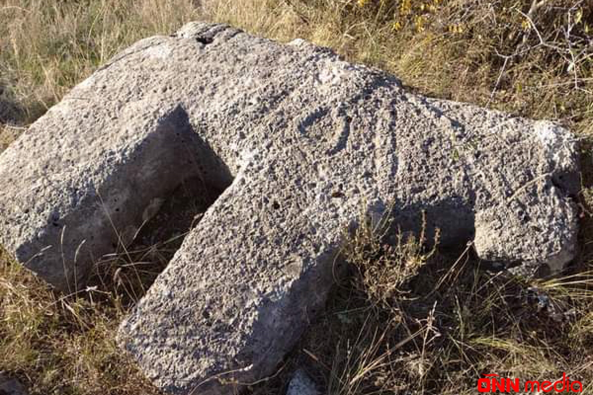 Laçında qəbirüstü at fiqurları tapılıb